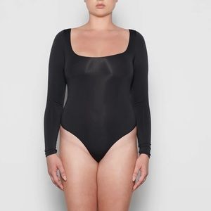SKIMS Essential Long Sleeve Scoop Neck Bodysuit | Onyx